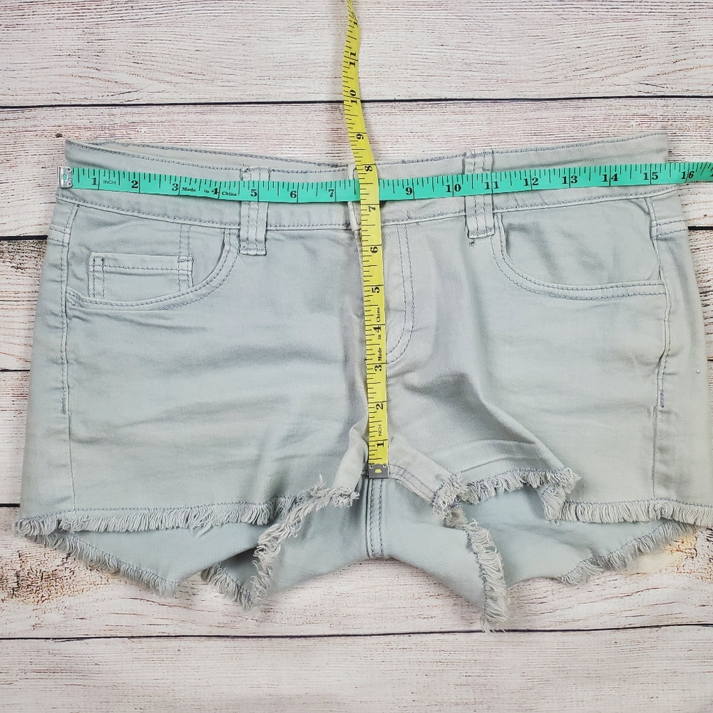 Lost | Light wash cutoff denim shorts - Picture 3 of 5